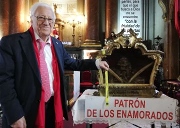 Lazos para ‘enamorados’ en Chueca