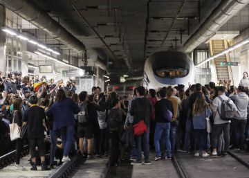 La juez archiva por “pacífico” el corte del AVE en Sants en la huelga del 8N