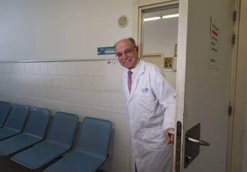 El doctor Darío Fernández en el centro de salud Los Ángeles, en Villaverde.