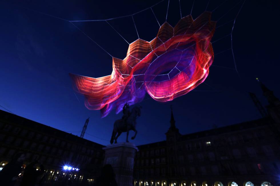 Escultura flotante de Janet Echelman en febrero de 2018.