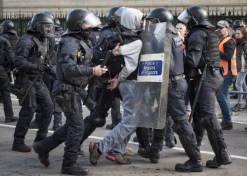 Mossos retira los botes de humo tras haberles estallado dos a dos agentes
