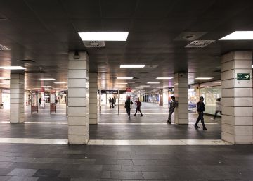 Urbana y Mossos desalojan de forma indefinida a los manteros de la estación de plaza Catalunya