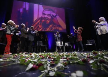 Carles Canut omple el teatre Romea en el seu homenatge