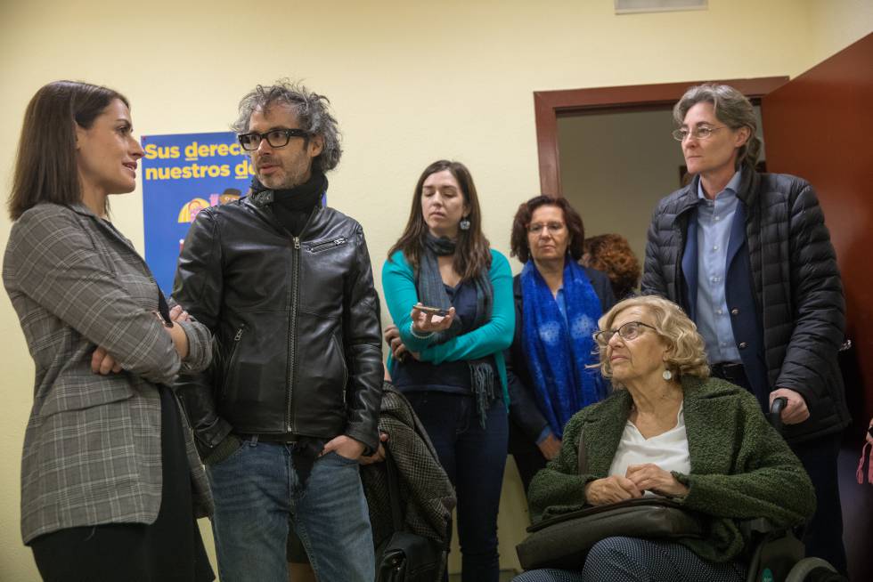 La alcaldesa Manuela Carmena acompañada de la teniente de alcalde Marta Higueras y el pianista James Rhodes visitan el Centro de Atención a la Infancia (CAI VI) en el distrito de Latina