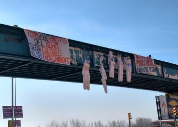 Lleida amanece con muñecos colgados en un puente con símbolos de PP, PSOE, Podemos, C’s y Vox