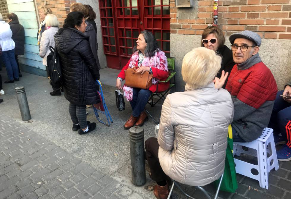 Un kilómetro de cola en el centro de Madrid para el besapié de Jesús de Medinaceli