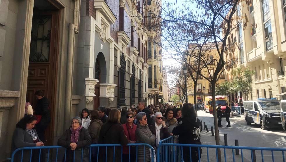 Un kilómetro de cola en el centro de Madrid para el besapié de Jesús de Medinaceli