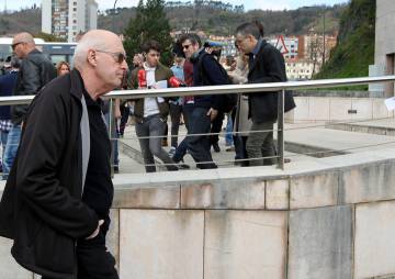 El exdirigente de ETA Antxon acude al tanatorio para despedir a Arzalluz.