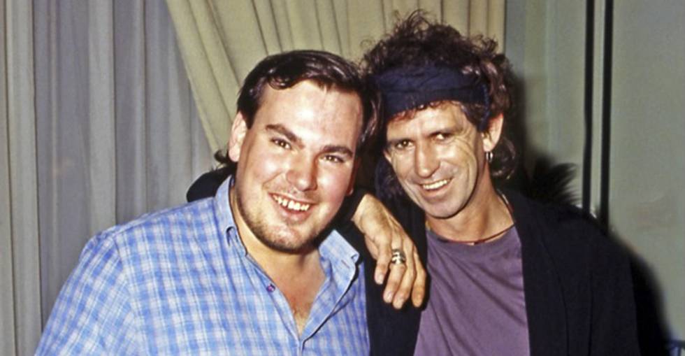 El fotógrafo Domingo J Casas junto a Keith Richards guitarrista de los Rolling Stones en una fotografía de los años ochenta. rn