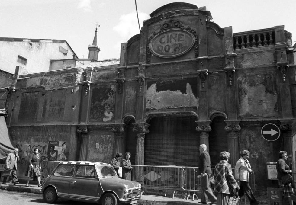 Fachada del Cine Doré a finales de los años setenta.