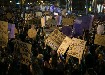 La huelga feminista desborda las calles sin detener la actividad en Barcelona