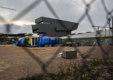 Els pisos prefabricats de Colau s’encallen per la burocràcia