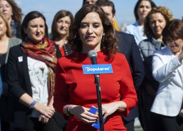 Díaz Ayuso usa el coche del grupo del PP en la Asamblea para hacer campaña aunque no es diputada