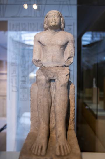 L'escultura del sacerdot Gemefsetkap, en el museu.