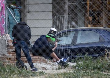 El cierre de los narcopisos aboca al consumo de droga en plena calle