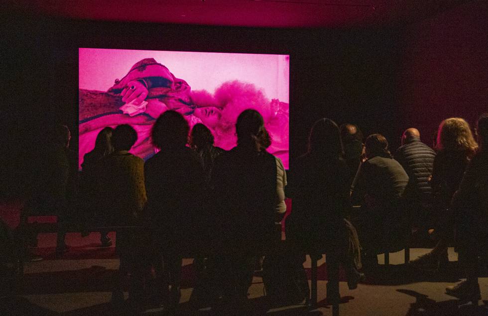 La pel·lícula 'Roi Soleil', d'Albert Serra, durant la jornada de portes obertes de la Fundació Tàpies.