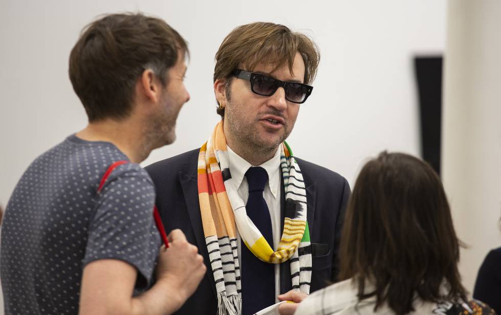 Albert Serra parlant amb alguns dels assistents a la jornada de portes obertes de diumenge a la Fundació Tàpies.