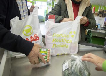 Prova pilot al mercat d’Olot per eliminar les bosses de plàstic