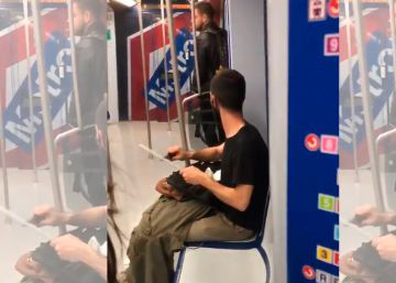 Metro identifica a un joven que afiló un cuchillo de grandes dimensiones en el vagón