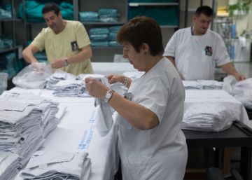 Hospitales con ropa sucia y rota