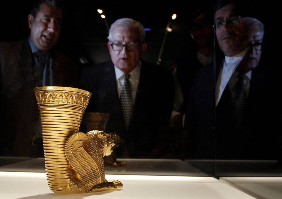 El embajador iraní en España,Hassan Ghasghghavi (derecha), el diputado de Cultura, César Augusto Asencio, y el director del Museo Nacional de Irán,Jebrael Nokandeh,observan la obra Ritón de Oro.