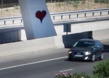 Detenida la grafitera que inundó de corazones la capital por pintar en el metro