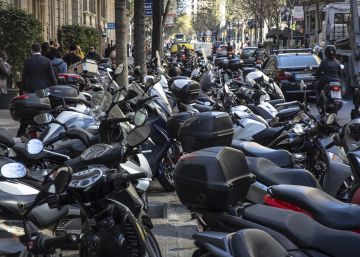 Barcelona no té prou espai per aparcar milers de motocicletes