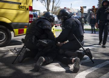 El jutge addueix un “alt risc de fuga” per empresonar una de les manifestants ‘anti-Vox’