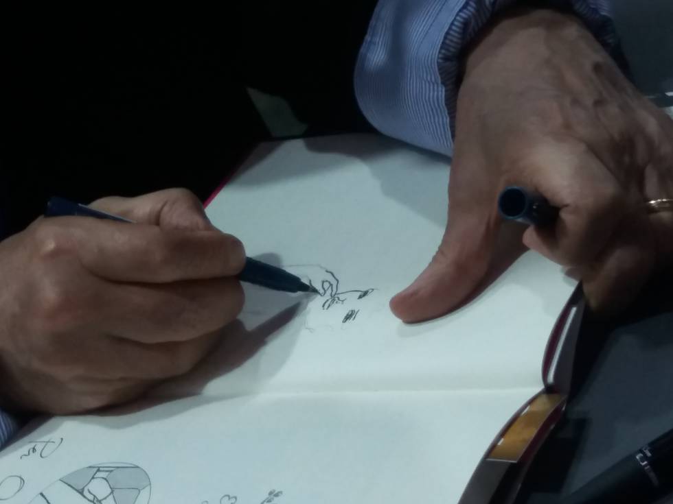 Primer plano de las manos de Milo Manara dibujando una dedicatoria en el salón del cómic de Barcelona, ayer.