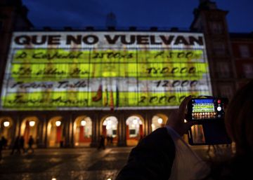 Carmena se desmarca de la acción de Podemos en la Plaza Mayor de Madrid contra el PP