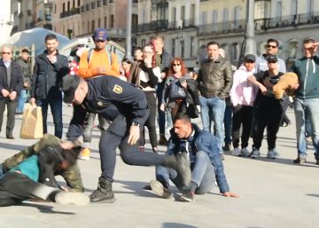 La policía abre un expediente al agente que agredió a un indigente en Sol