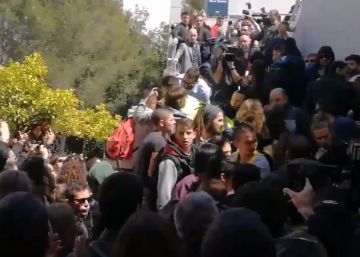 Estudiants de la UAB intenten boicotejar un acte de Cayetana Álvarez de Toledo