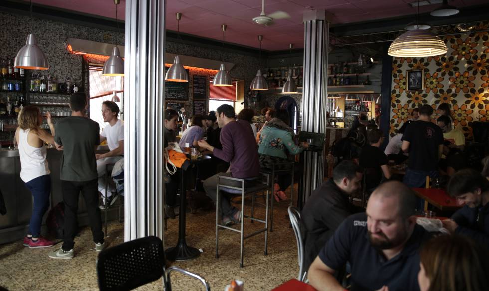 Interior del local bodegas Lo Máximo el pasado domingo, mientras algunas personas toman un aperitivo.
