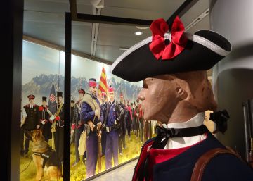Paseo por 300 años de uniformes de los Mossos d'Esquadra