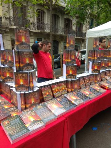 Los libros de 'Dianética' que se vendían de forma monográfica en algunos puestos.
