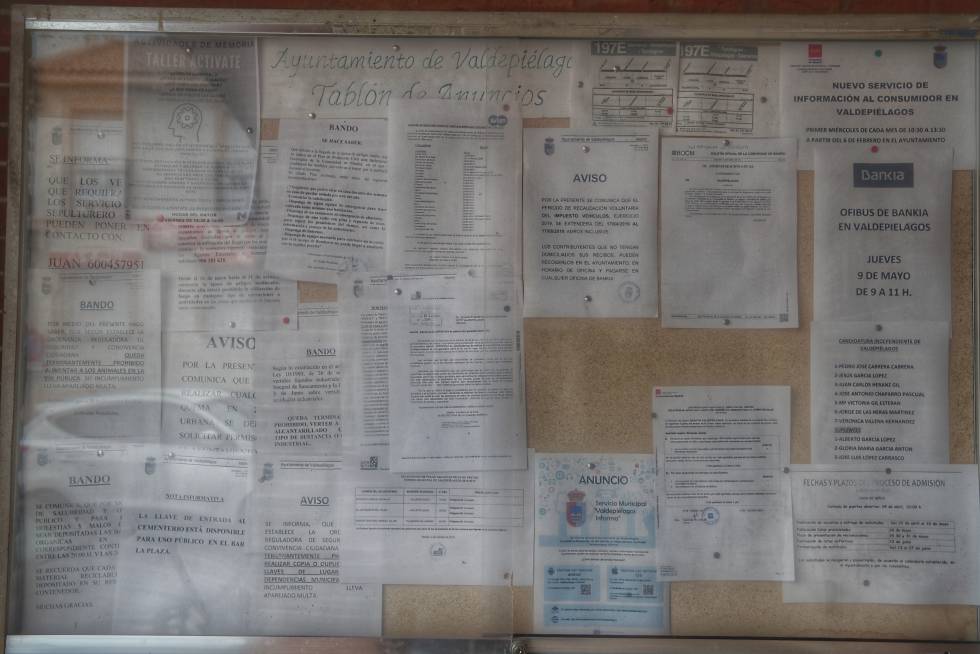 Tablón de anuncio del Ayuntamiento de Valdepiélagos.