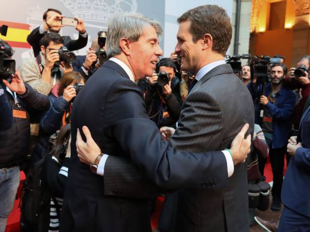 Ángel Garrido y Pablo Casado se saludan en diciembre.