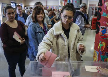 La doble cita electoral de los valencianos transcurre con normalidad
