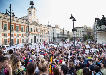 Cientos de venezolanos se manifiestan en la Puerta del Sol en apoyo a la nueva ofensiva de Guaidó