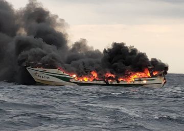 Muere un pescador al incendiarse un pesquero a 11 millas del Port de la Selva