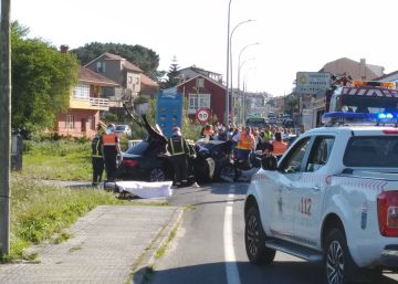 Dos muertos y una herida grave en un choque frontal en Ribeira