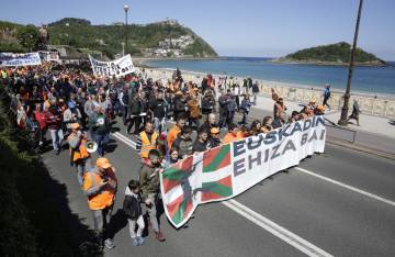 La marcha de los cazadores a su paso por el Paseo de La Concha en San Sebastián.