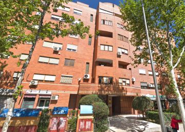 Hallado un hombre que llevaba un año muerto en un piso de Vallecas que iba a ser okupado