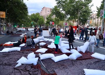 Desalojada la protesta por la vivienda que cortaba la Gran Via en Barcelona