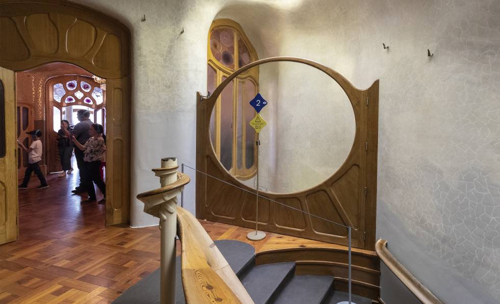 La reproducció del paravent instal·lada a la pujada de l'escala principal de la Casa Batlló.