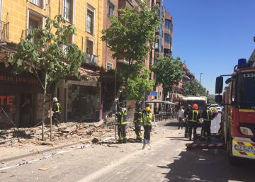 Desalojado el edificio del que se ha desprendido una cornisa y que ha causado tres heridos