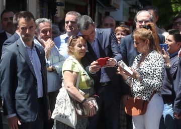 Una ‘procesión’ electoral en Puente de Vallecas