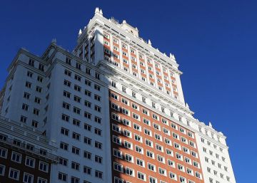 La fachada del icónico edificio España queda a la vista