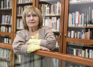 Los escritores catalanes premian a Antònia Vicens, “coleccionista de palabras”