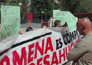 Activistas antidesahucios hacen un escrache a Carmena